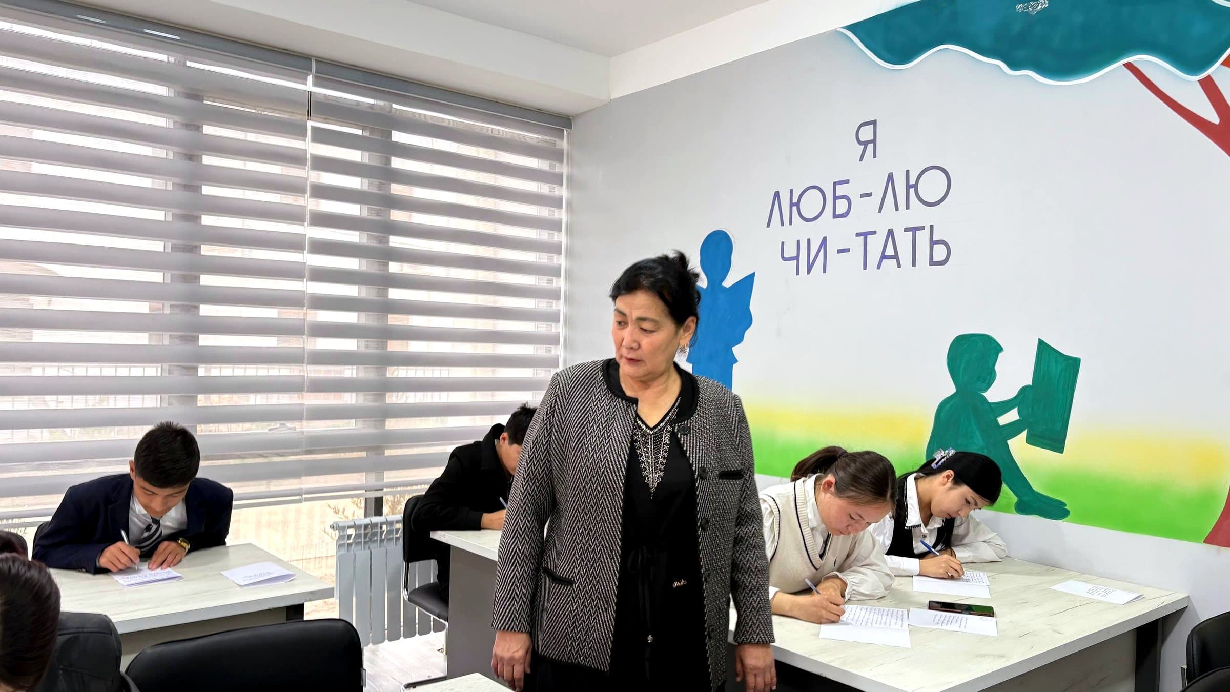 Texnikum direktori Lizaxan Mamutova zamonaviy oʻquv xonasida talabalar bilan dars oʻtmoqda