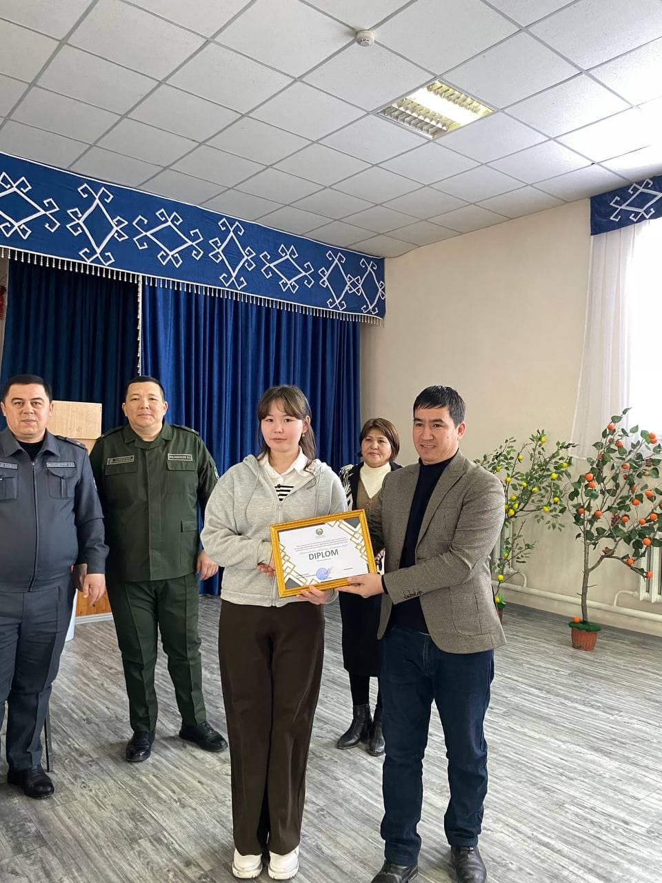 Talabaga diplom topshirish marosimi — majlislar zalida